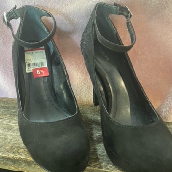 Black Pumps with Rhinestone accented heels - Picture 5 of 14